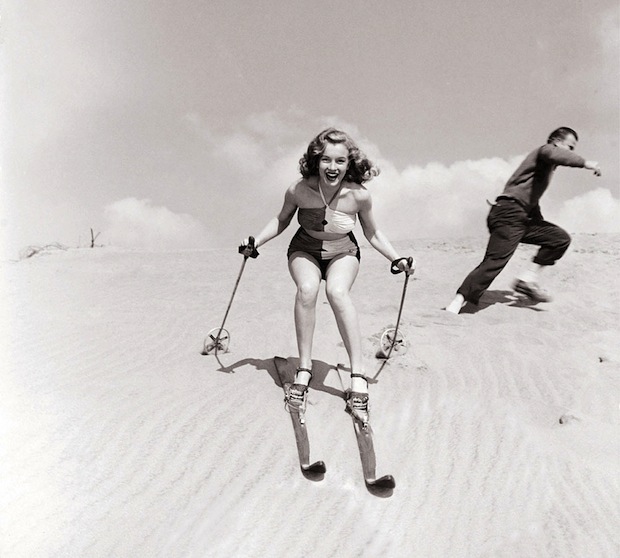 Marilyn Monroe skiing on sand in Nevada, men prefer blondes