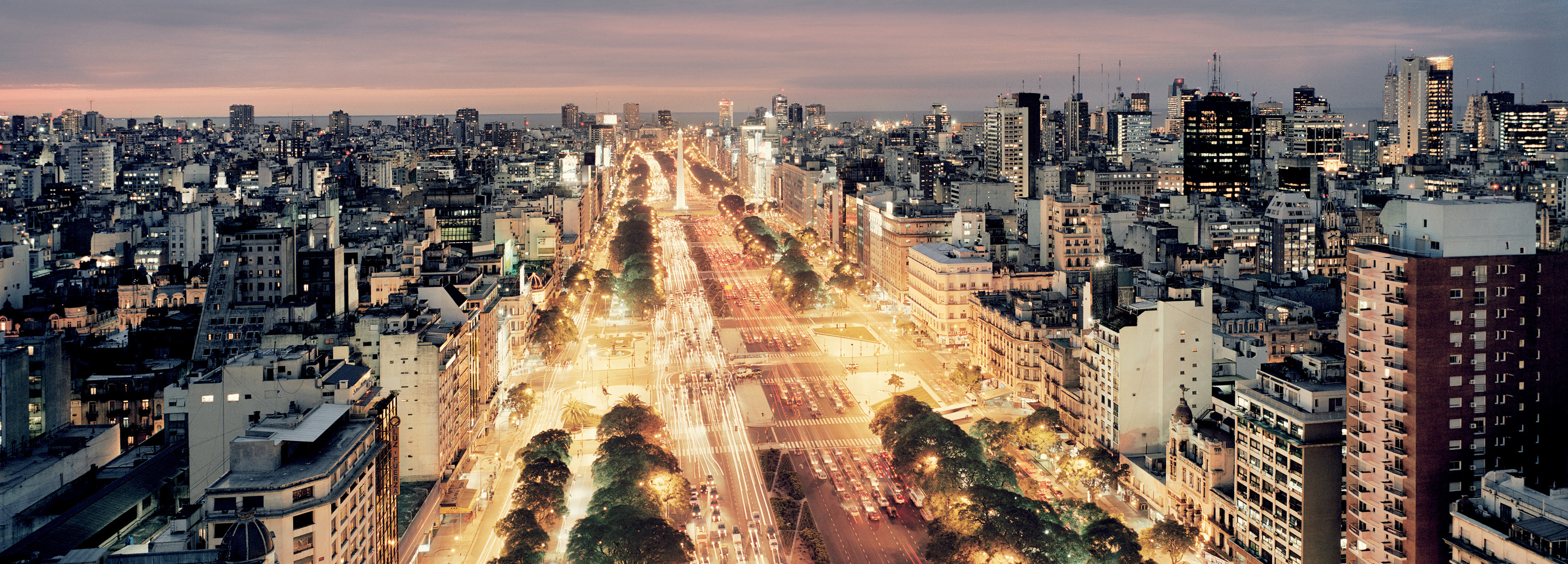 The largest avenue in the world = 9 de Julio. You'lstaybe l 