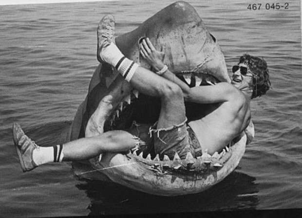 bampw-behind-the-scenes-black-and-white-jaws-shark-steven-spielberg-Favim.com-49410
