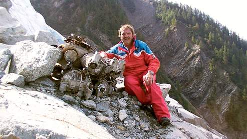 French wreck hunter Daniel Roche, poses on September 30, 2008 on the Bossons's glacier above Chamonix, French Alps, near the engine of the Air India Malabar Princess plane which crashed on November 3, 1950, during the flight Bombay-London with a stopover in Geneva, killing 48 people aboard.    AFP PHOTO JEAN PIERRE CLATOT