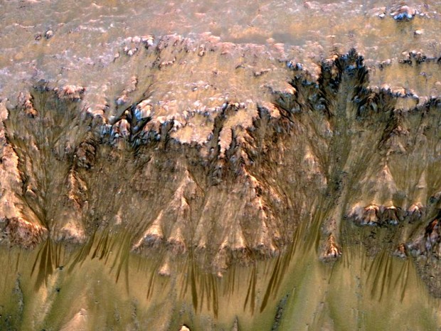 mars flowing water