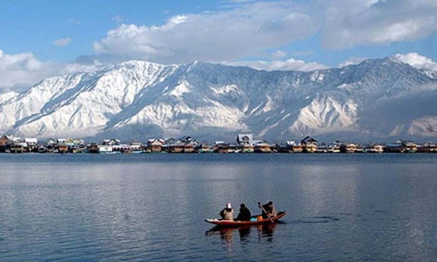 Kashmir-Dal-Lake-in-Winter-2