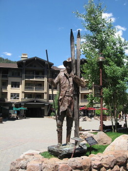 Άγαλμα Snowshoe Thompson στην κοιλάδα Squaw