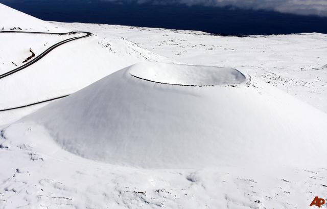 Mauna Kea, Hawaii snow.