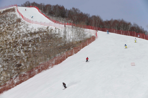 A ski resort near Zhangjikaou, China that may hold on snow events in 2022. photo: Rolex Dela Pena/European Pressphoto Agency