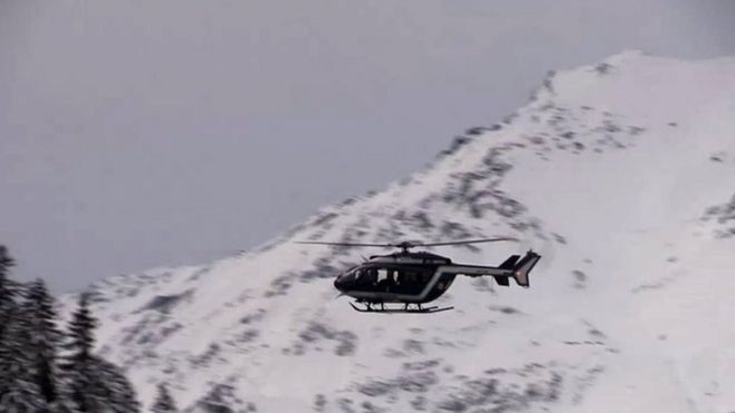 Rescue helicopter aiding in the search for missing soldiers in an avalanche in the French Alps yesterday.  photo:  AFP PHOTO / LEDAUPHINE.COM