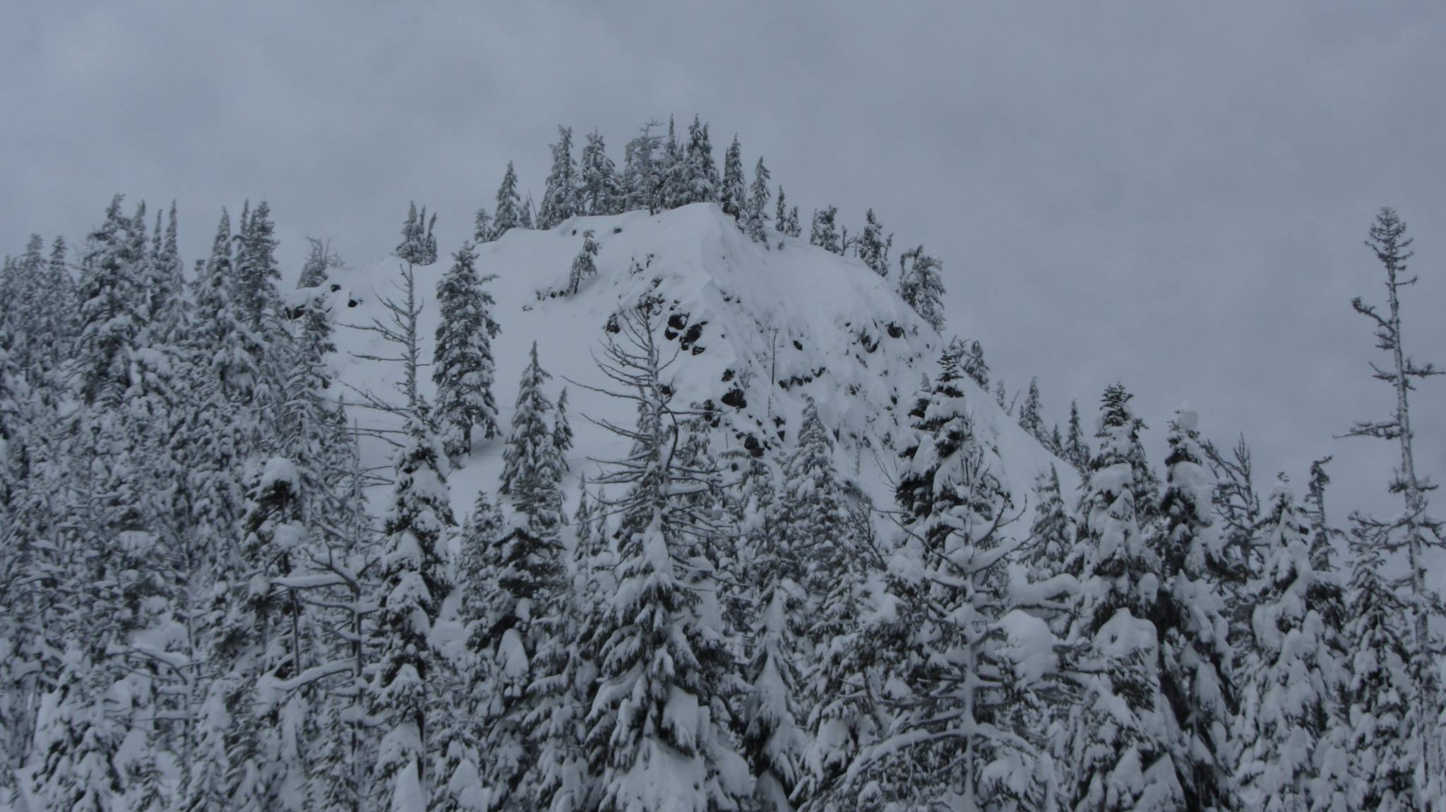 Dragons Back cliff at Willamette Pass with lots of snow.
