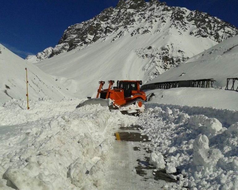 Clearing the road on the Argentine side in early June. photo: El Sol
