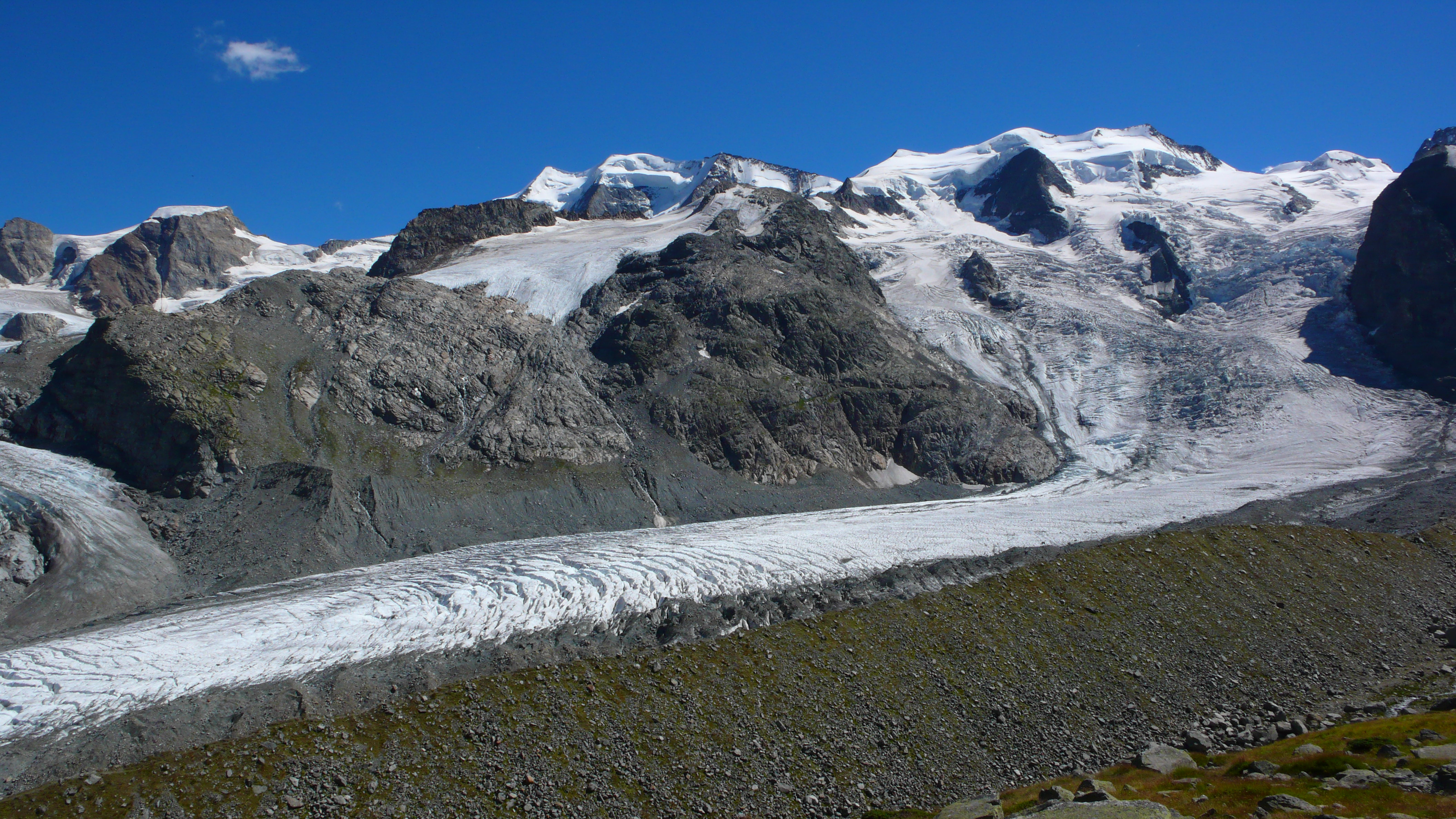 Looking down on the Vadret da Morteratsch (Morteratsch Glacier) from just below the Chamanna Boval hut (2495m). In the background: Piz d'Arlas (3375m), Piz Cambrena (3606m), Piz Palü (3901m), Bellavista (3922m) and Piz Zupò (3996m)