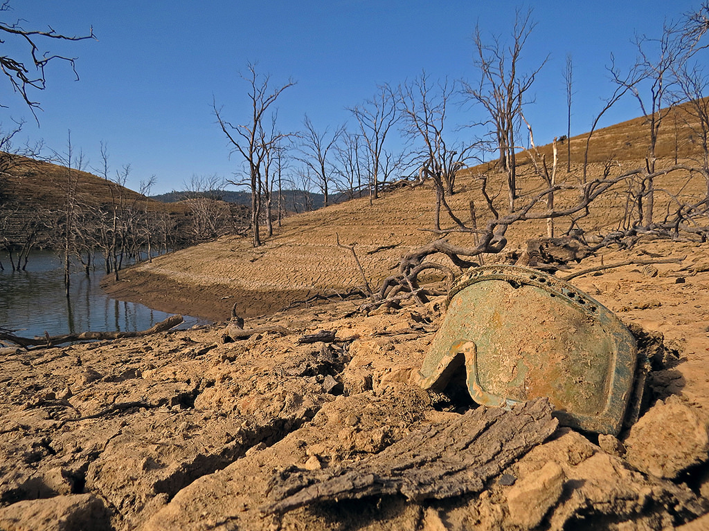 In this June 4, 2015 photograph, dry trees and barren land surround the New Melones Lake in Central California. (Flickr / Ben Amstutz)