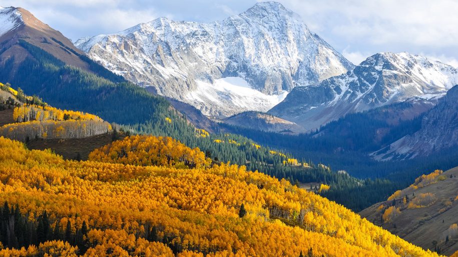 Stock image of beautiful autumn Rocky Mountain snow. 