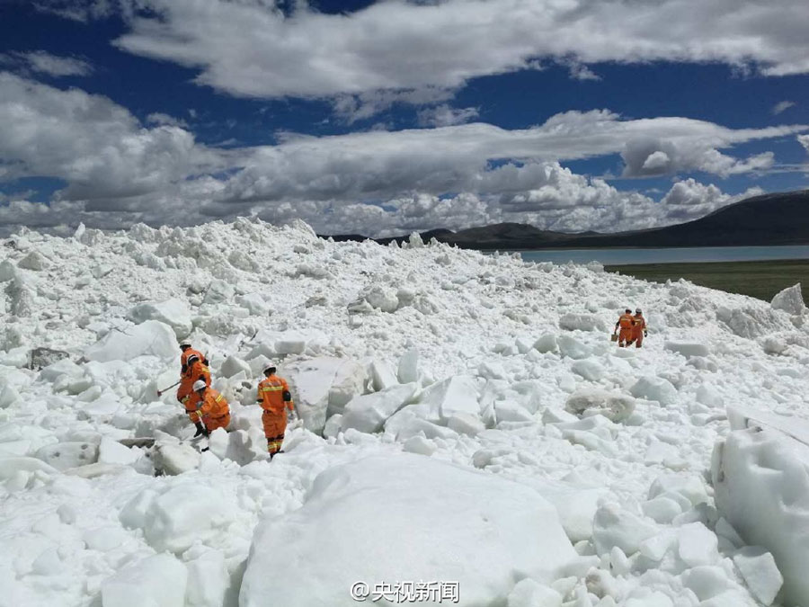 Rescuers search for survivors at the site of ice avalanche in southwest China’s Tibet Autonomous Region. The avalanche has been confirmed as a glacier slide. [Photo: Xinhua]