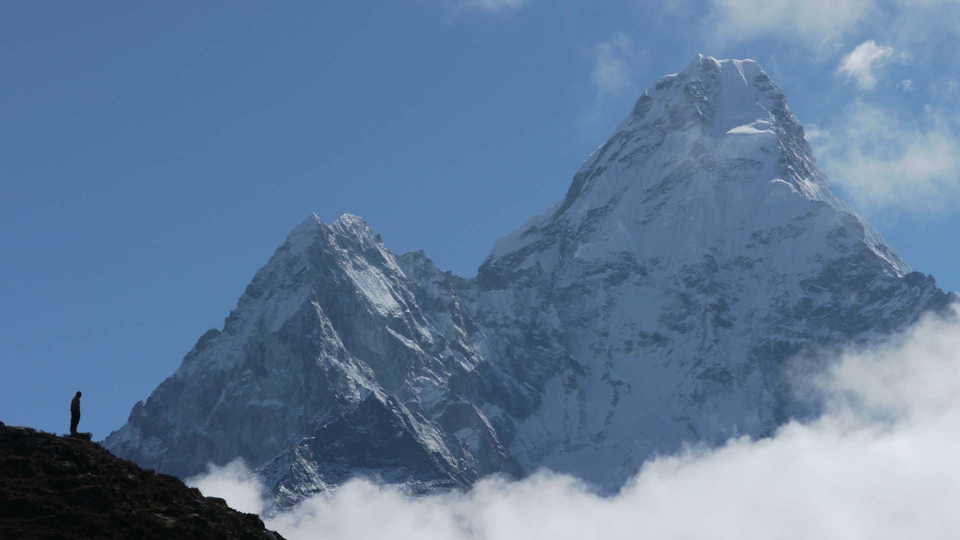 Quake -triggered avalanche on Mount Ama Dablam killed a sherpa and injured a British climber. Credit: MadisonMountaineering.com