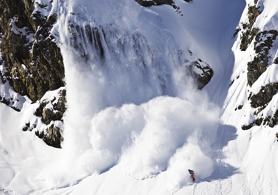PIC BY TERO REPO/ CATERS NEWS - (PICTURED: XAVIER DE LE RUE CHASING THE SNOW FILLED MOUNTAIN OF ENGELBERG, SWITZERLAND) - 