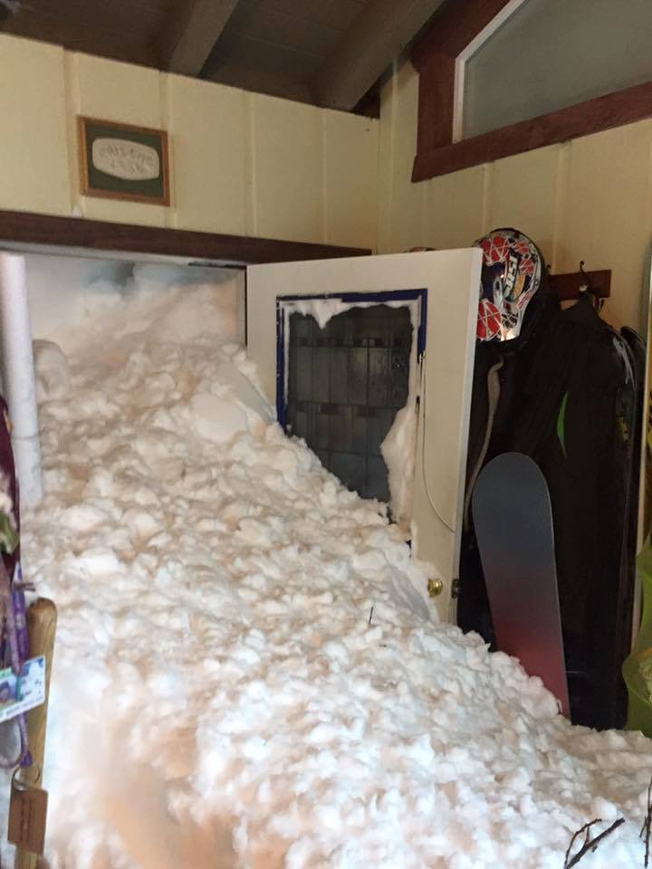 Avalanche hits home in Alpine Meadows. Image: Siig