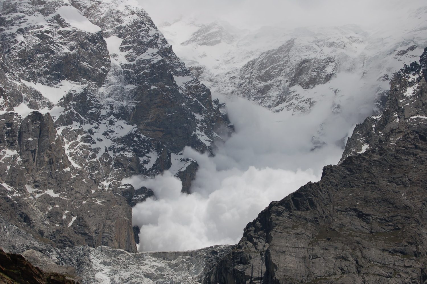 Snow Mountains Fall Slide Slip Huge Avalanche India Pakistan 