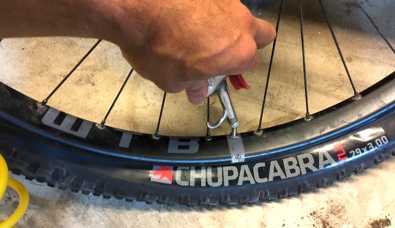 how to fill up a tubeless tire