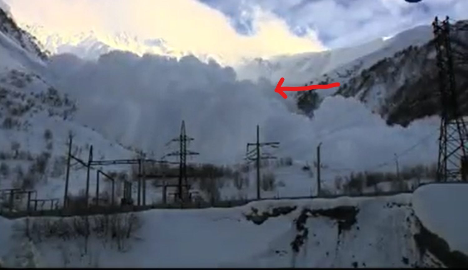 VIDEO: HUGE Avalanche Wipes Out Power Lines At The Base Of A Mountain ...