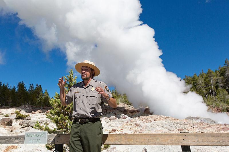 steamboat geyser, Yellowstone, erupts