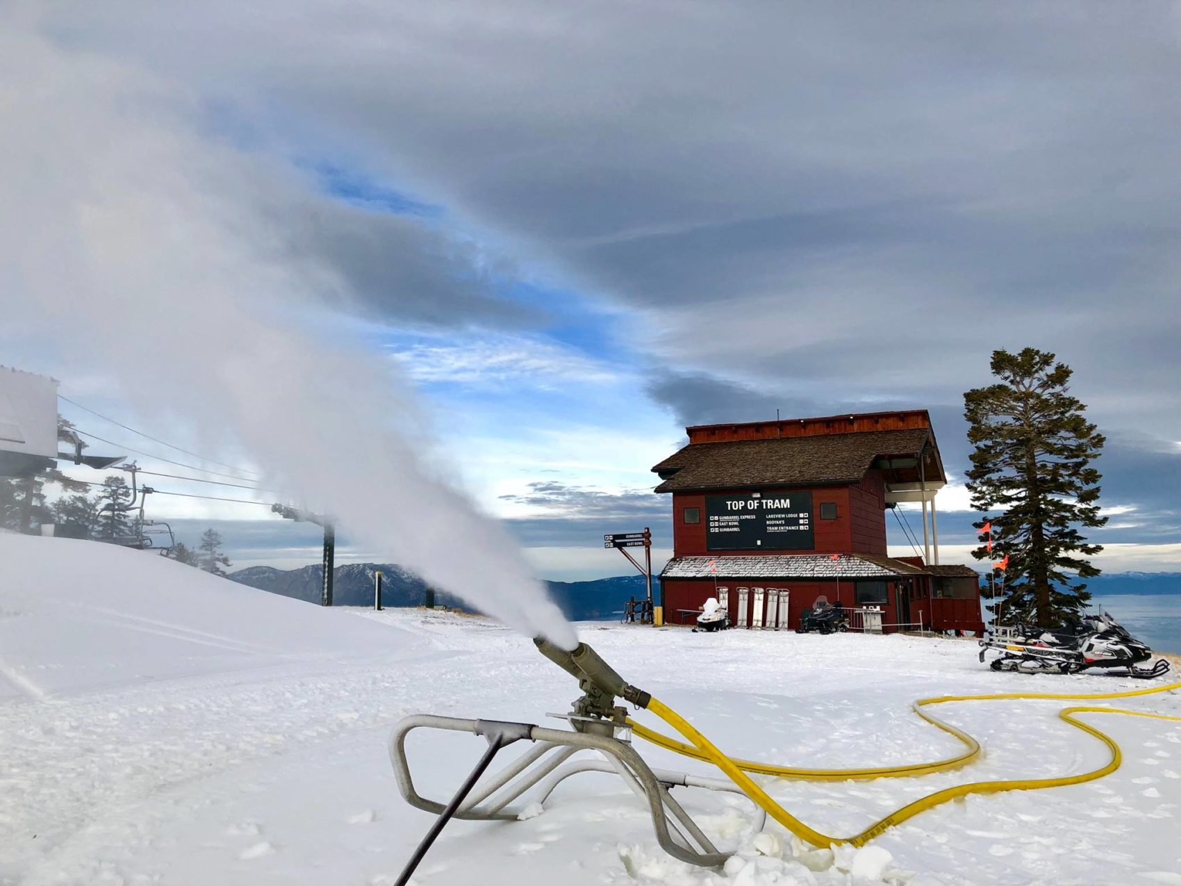 Snow gun at the top of the tram