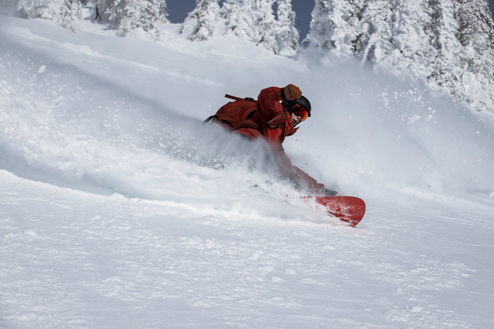 splitboarder slashing turn