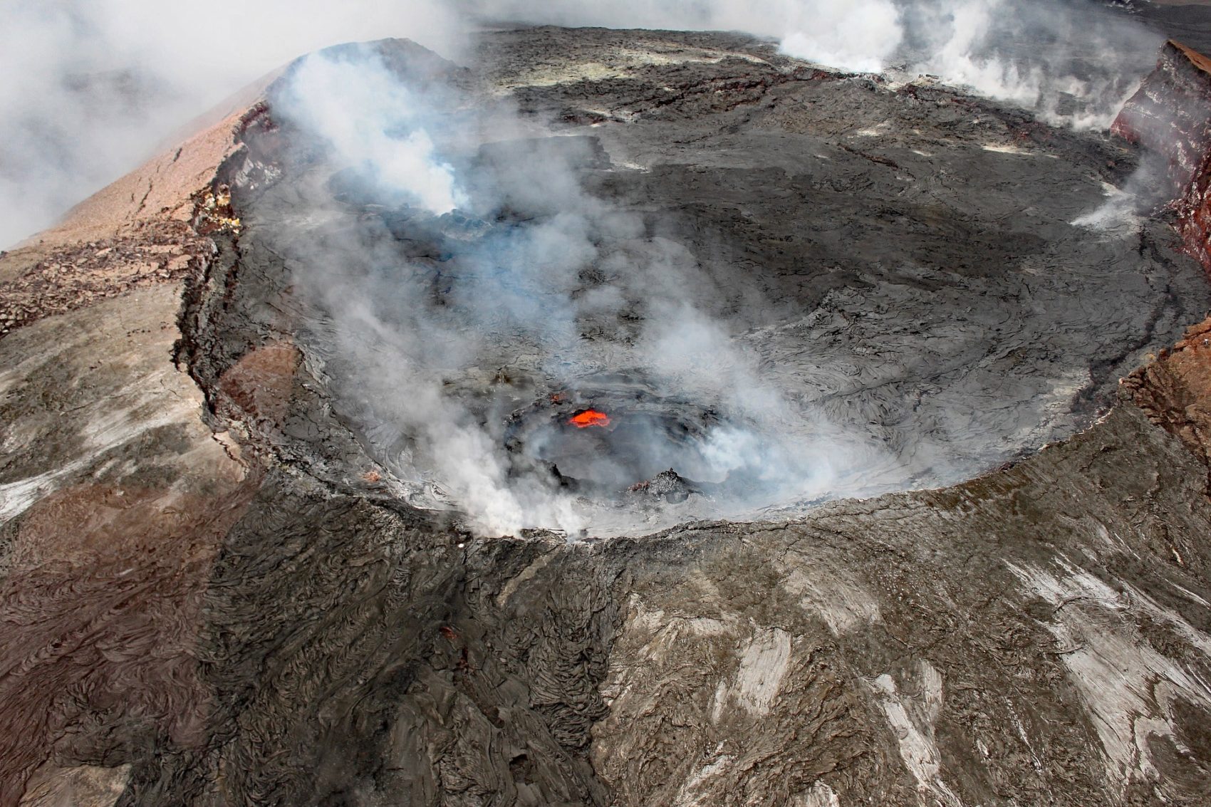 man-fell-in-to-kilauea-volcano-hawaii-after-climbing-guardrail-to-get