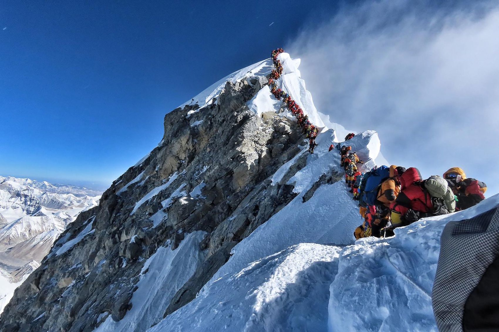 crowded everest summit, mountaineer, HAPE