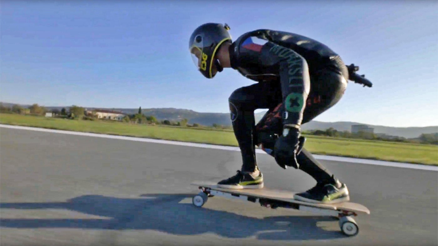 carving-asphalt-electric-skateboards-are-the-snowboards-of-the-summer