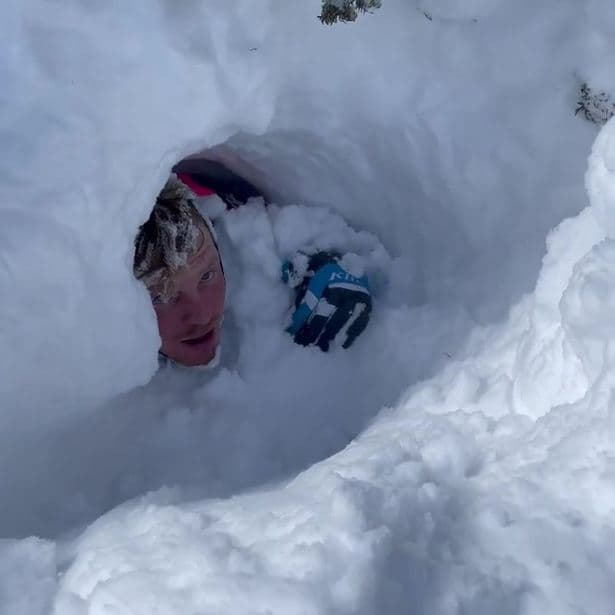 avalanche, utah, snowmobilers, 