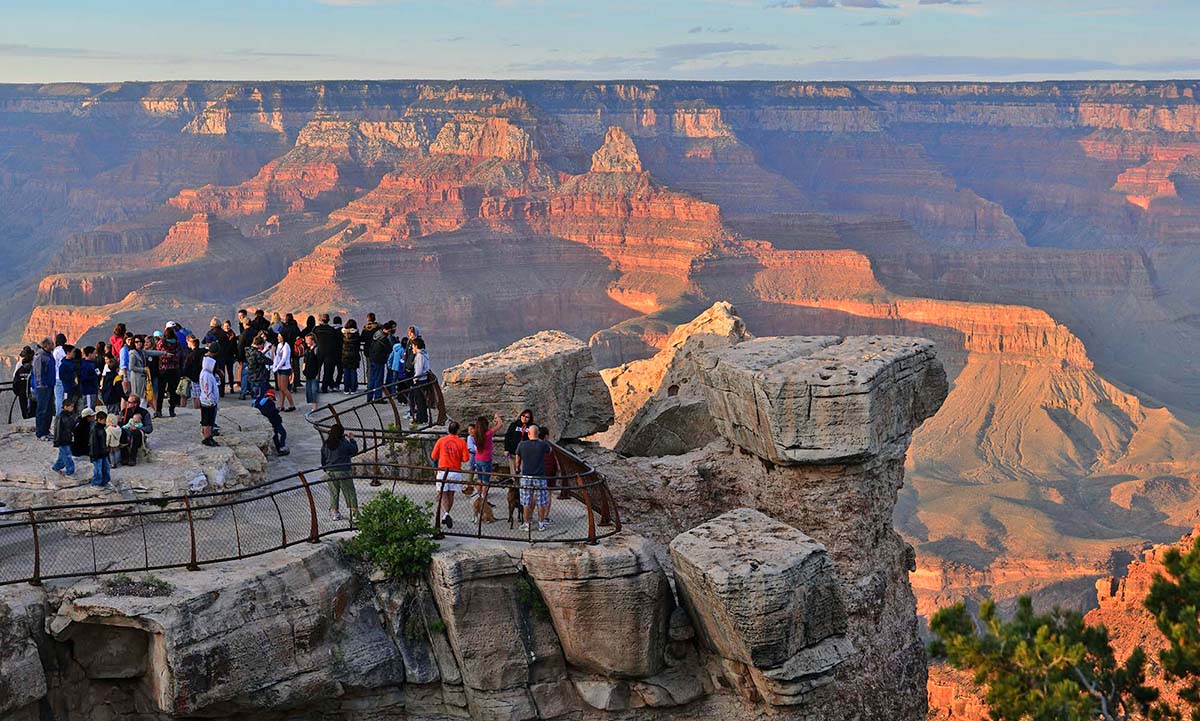People on Grand Canyon Overlook 