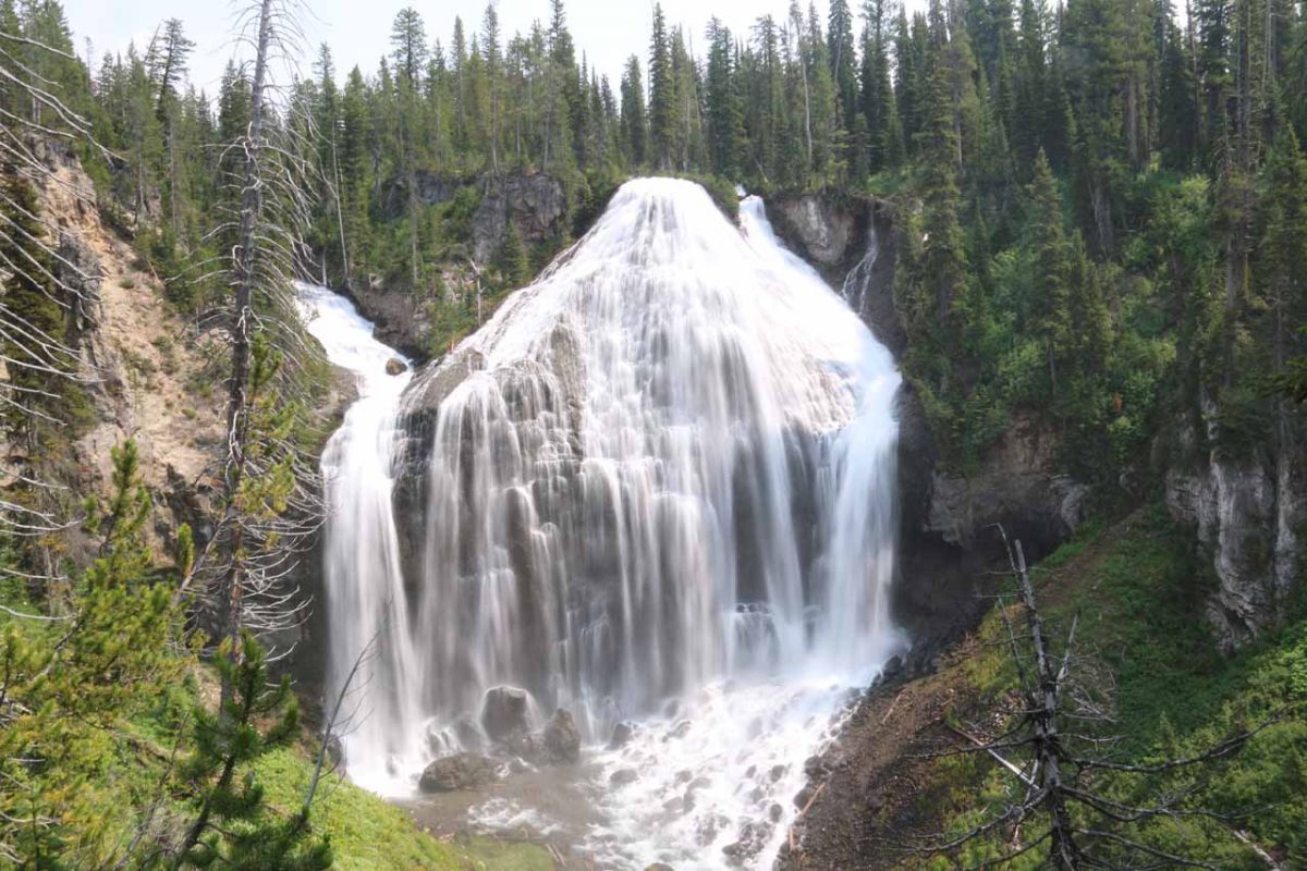 Picture of waterfall in Yellowstone
