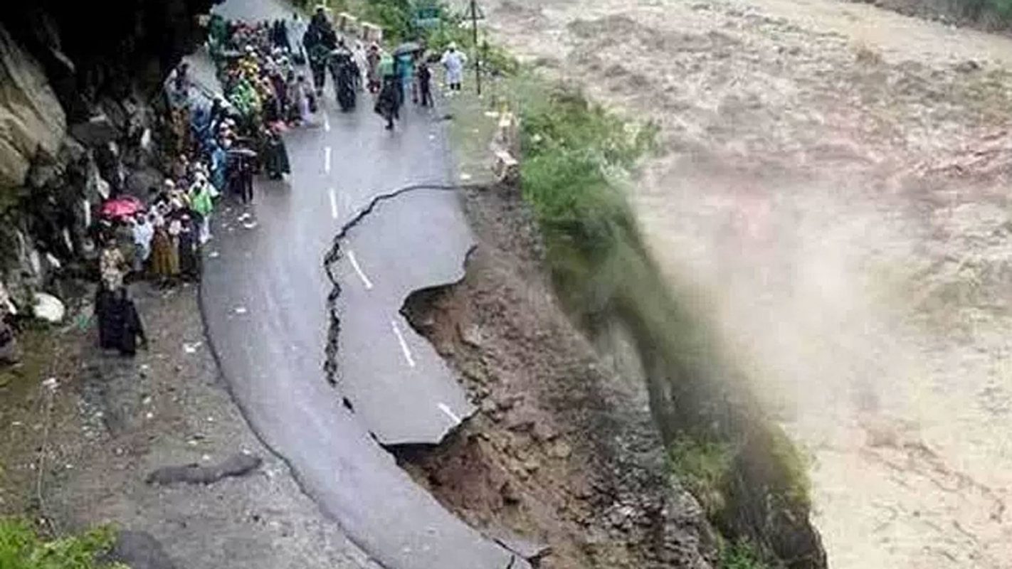 Flash flooding caused by glacier crack