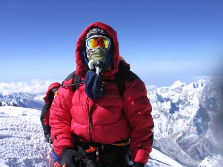 High Altitude Climber Prevents HAPE with O2 Mask
