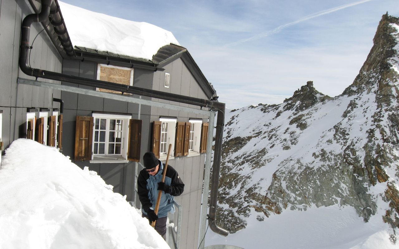 rearview of Bertol Hut