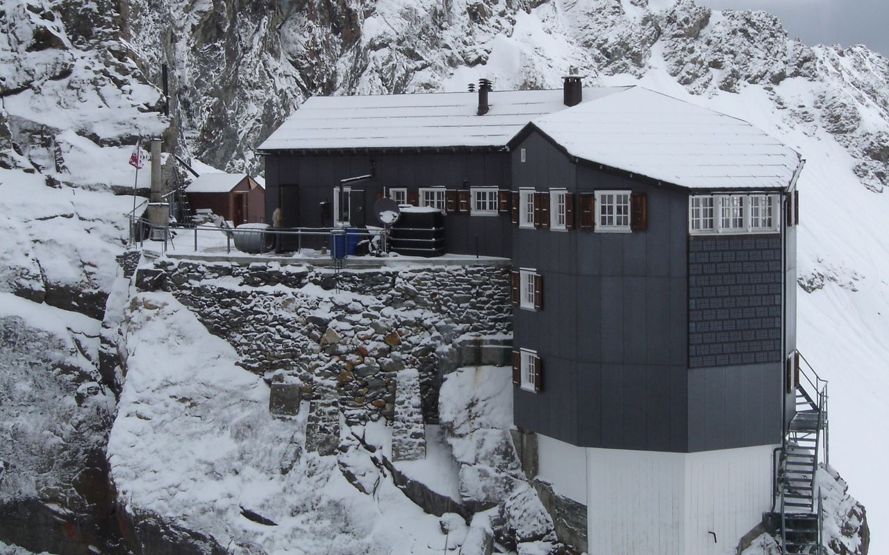 rear view of Bertol Hut