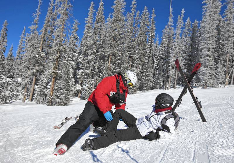 Knee injury skiing
