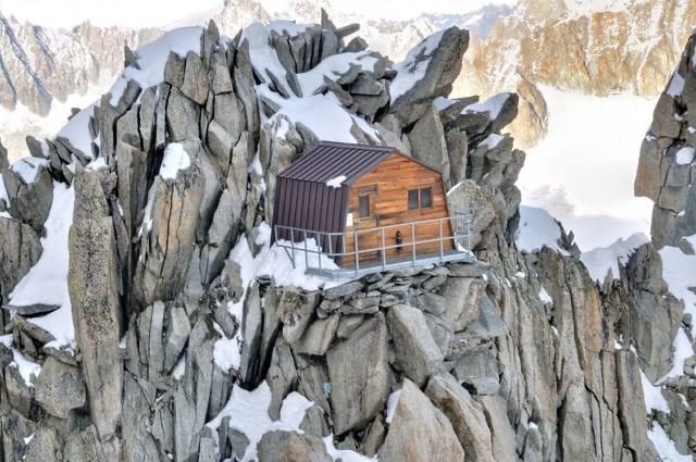 El refugio de montaña Mont-Blanc en Italia se estrelló desde su altura de 12,057 pies