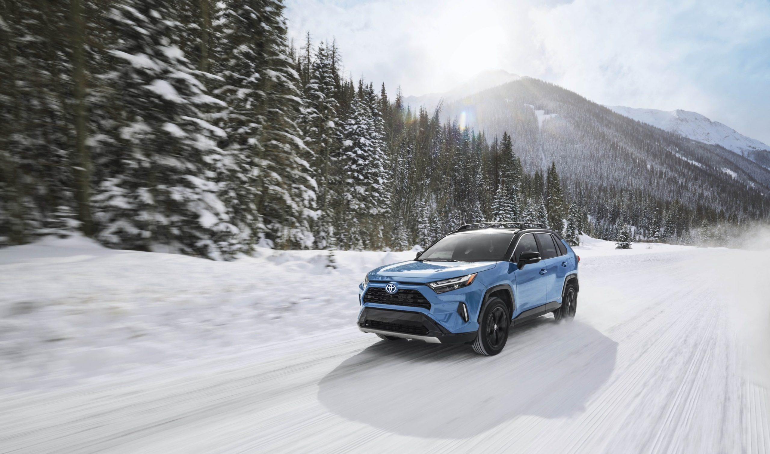 Toyota mengemudi di salju