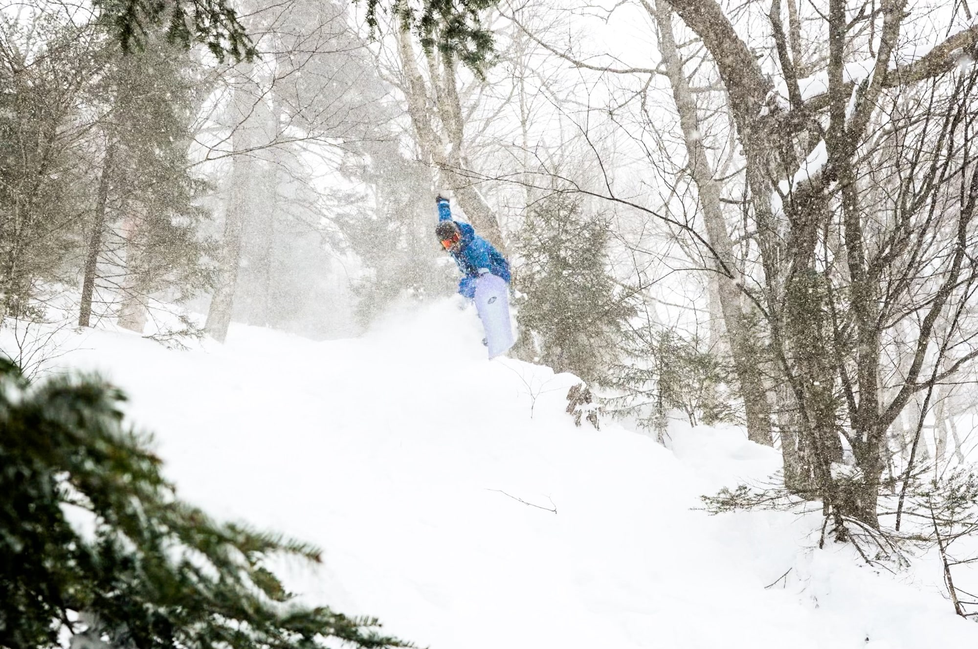 Snowboarder andando na neve profunda em Bolton Valley