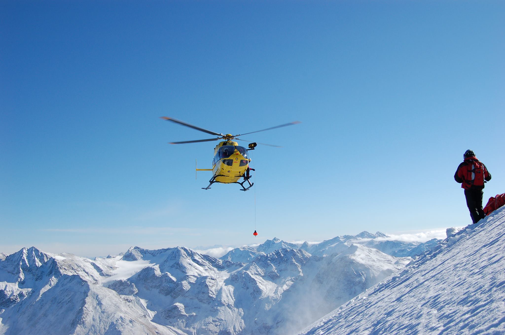 L’apertura della stazione sciistica esclusivamente estiva del Passo Stelvio, in Italia, è oscurata da un incidente mortale