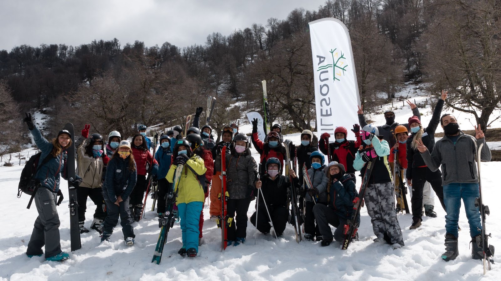 Un equipo joven que trabaja incansablemente para aumentar la inclusión y el desarrollo sostenible de las comunidades remotas ubicadas en las montañas, la Fundación Sileskuya.