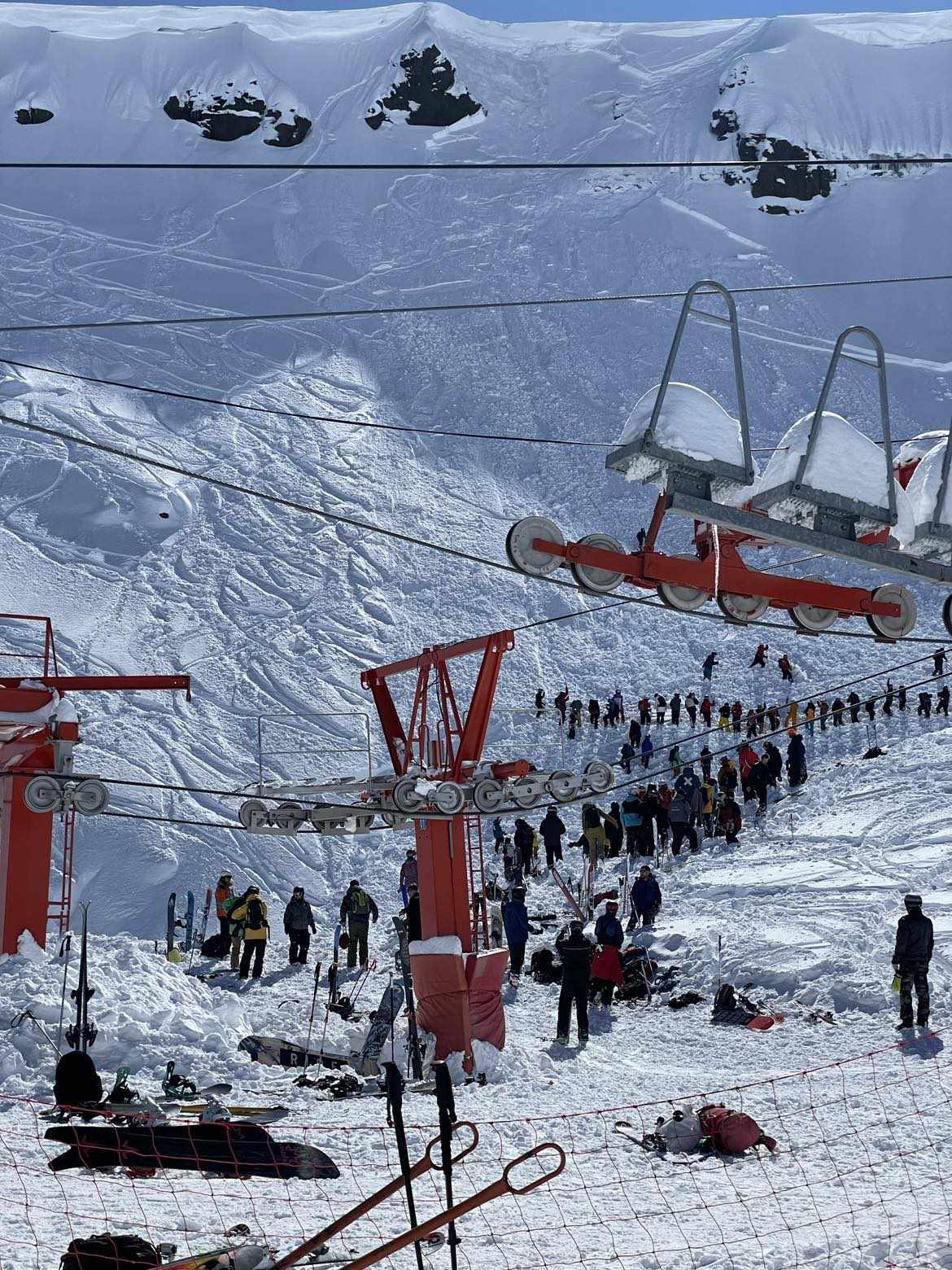 Inesperada avalancha ocurrió en el centro de esquí de Chile al lado del telesilla