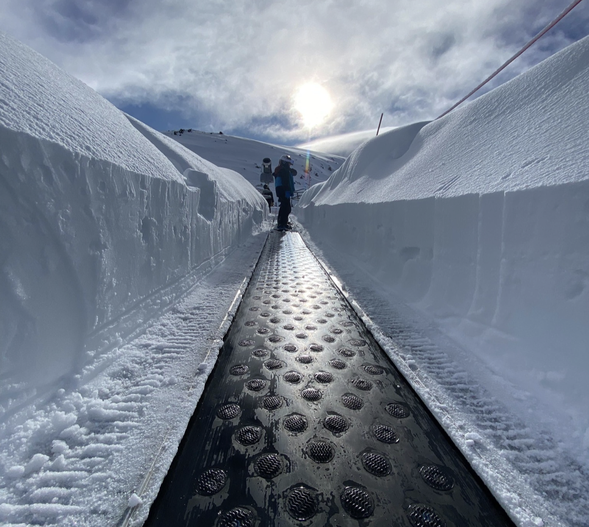 新西兰鲁阿佩胡山滑雪场报道称拥有世界上最深的雪基地
