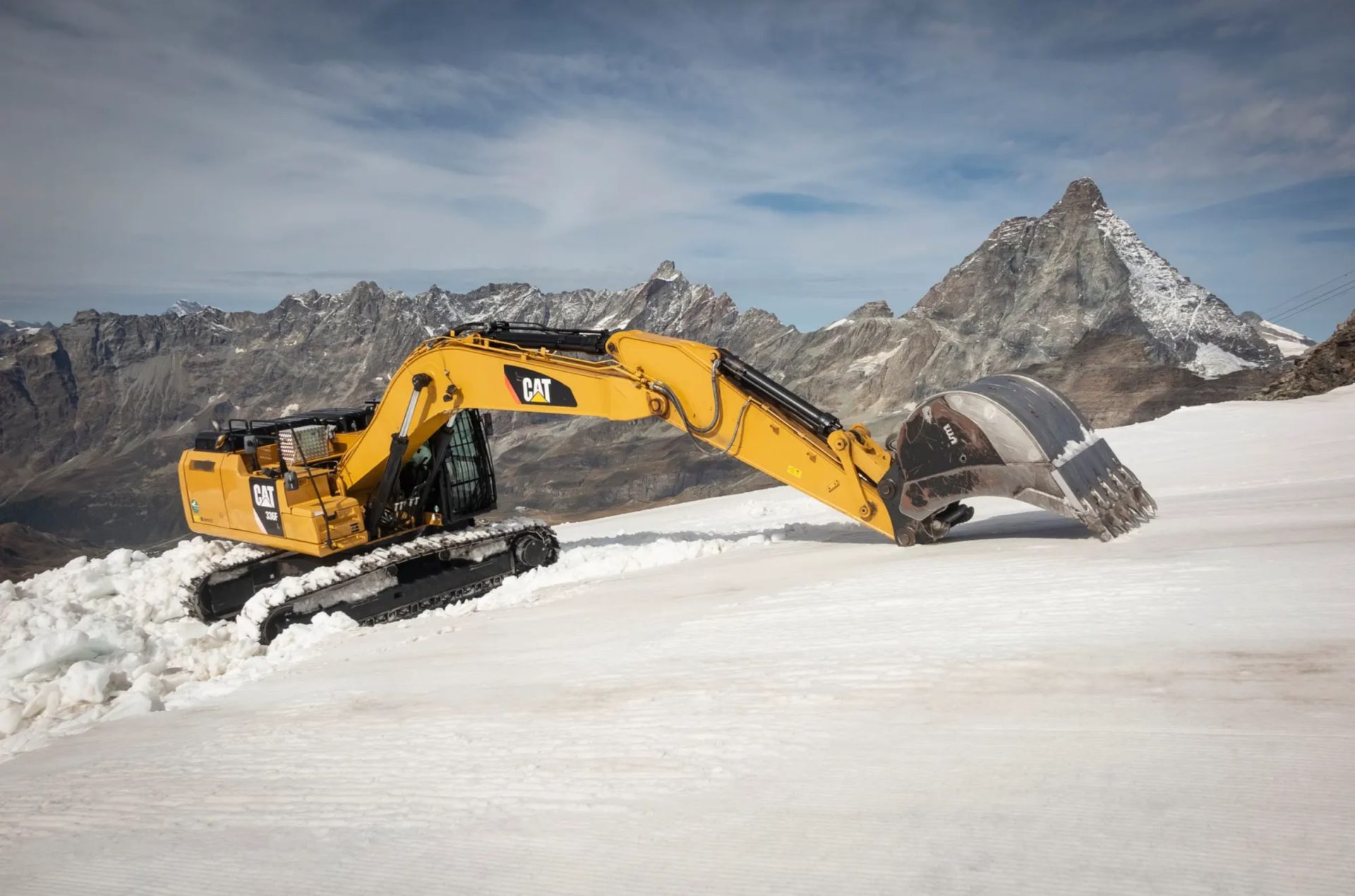 La pista da sci scavata tra i ghiacciai di Zermatt e Cervinia