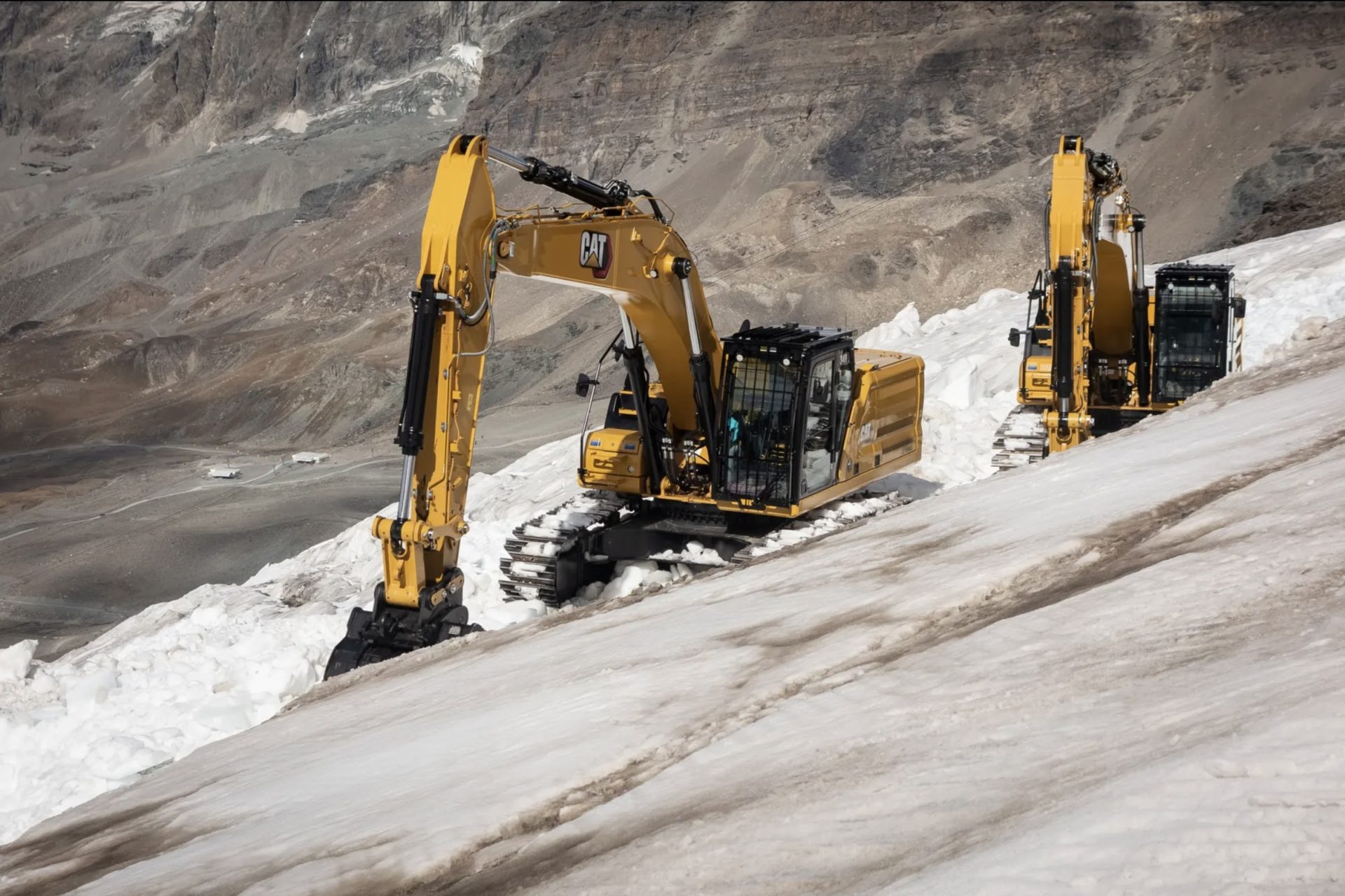 Es gibt Kontroversen über den Einsatz schwerer Maschinen auf dem Gletscher im schweizerischen Zermatt