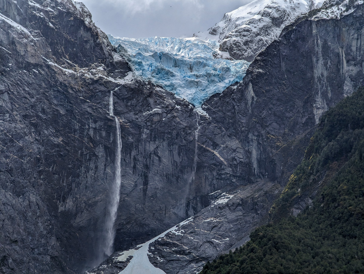 Viaje en barco o carretera de 3.600 millas de la Patagonia a la Antártida |  Día #3 = Puyuhuapi, Chile a Coyhaique Chile |  Caminata por la jungla hasta las cataratas del glaciar colgante
