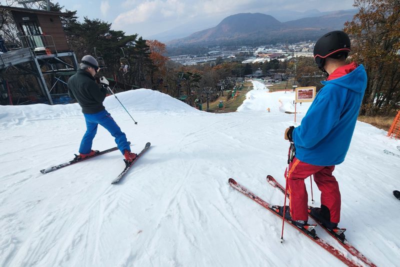 https://snowbrains.com/wp-content/uploads/2023/11/Karuizawa-2-skiers-at-the-top-of-the-run.jpg