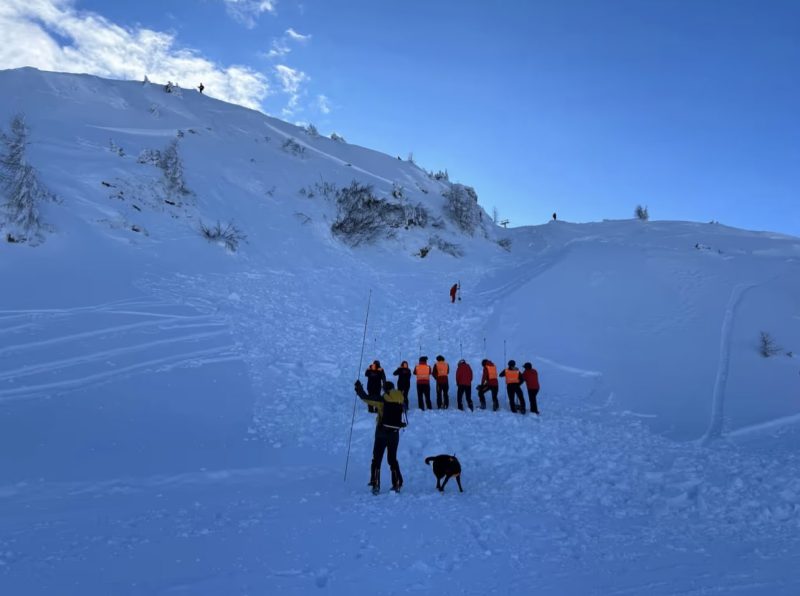 Die Schweizer Polizei sucht nach den Skifahrern oder Snowboardern, die die Lawine ausgelöst haben