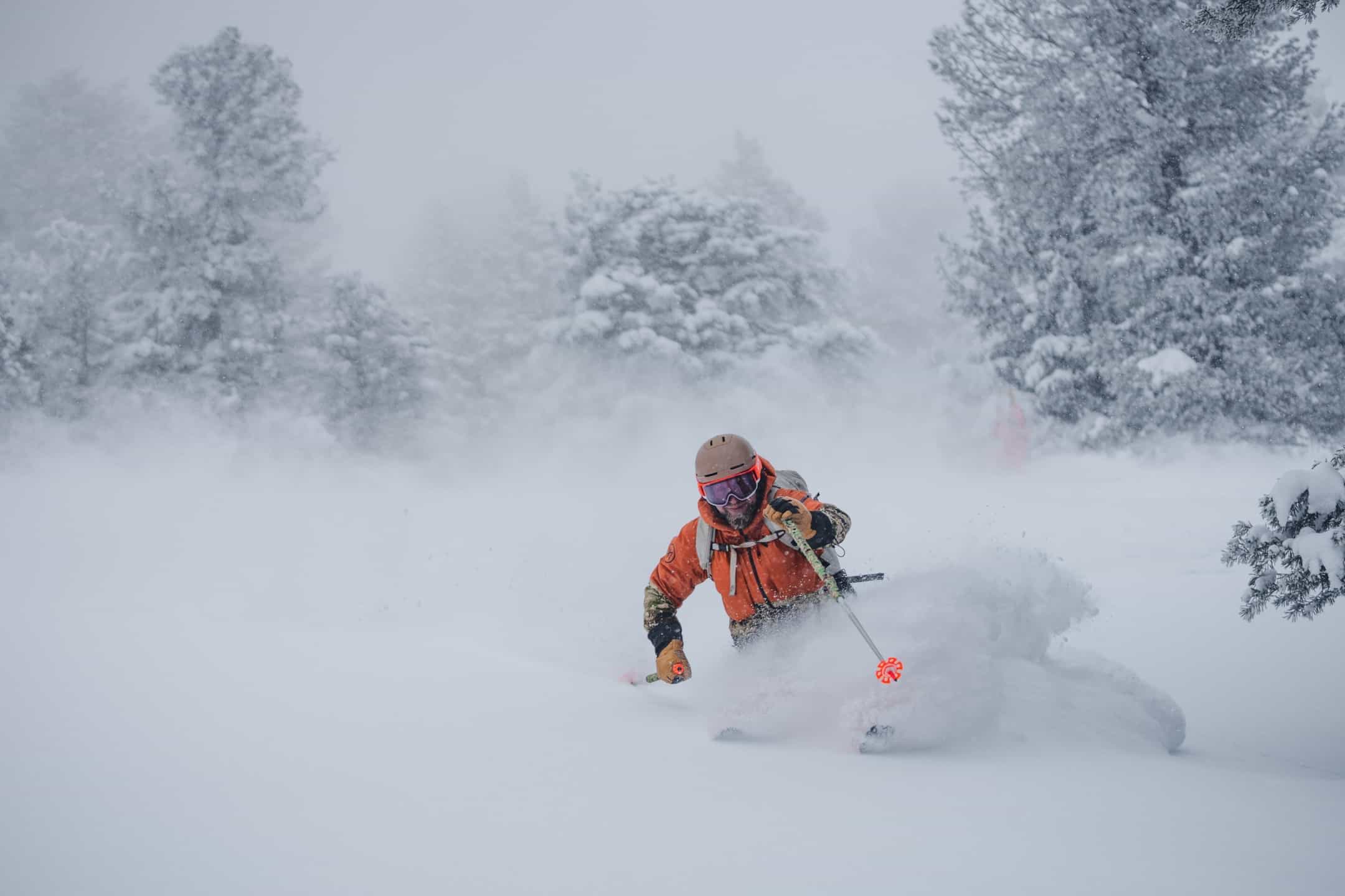 esquiador na neve profunda enquanto neva na Powder Mountain, Utah
