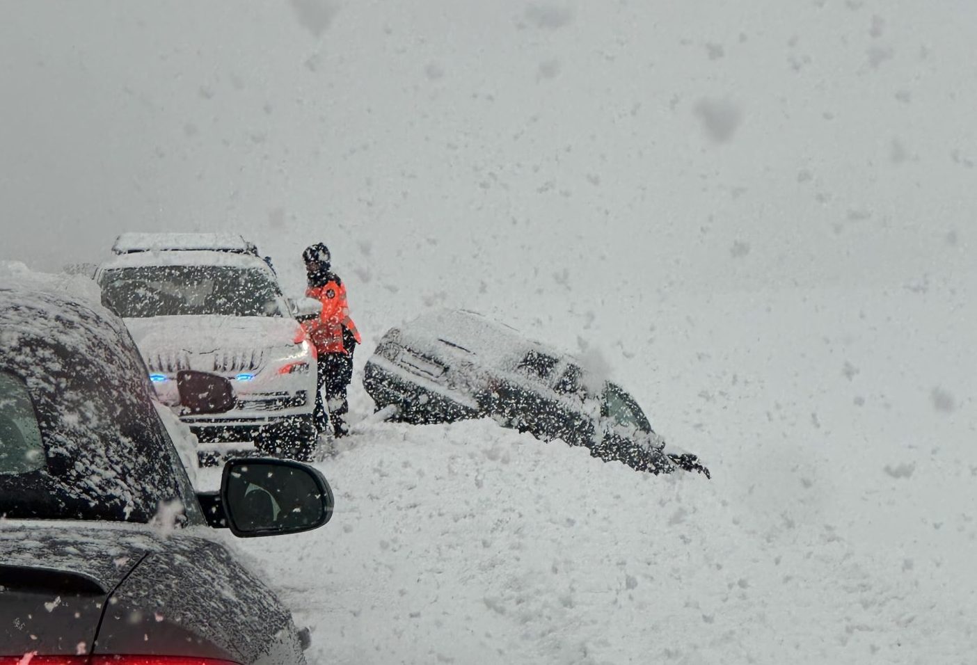 [PHOTOS] Il caos della neve nel nord Italia chiude strade e gallerie dopo la caduta di 5 piedi di neve